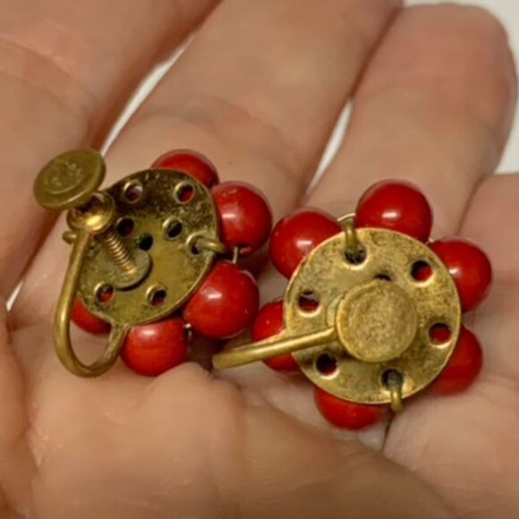 Vintage 1950s Screw Back Earrings Red Beaded Flower (J331) - Picture 5 of 7
